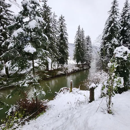 Woodhouse By The River Vikendica